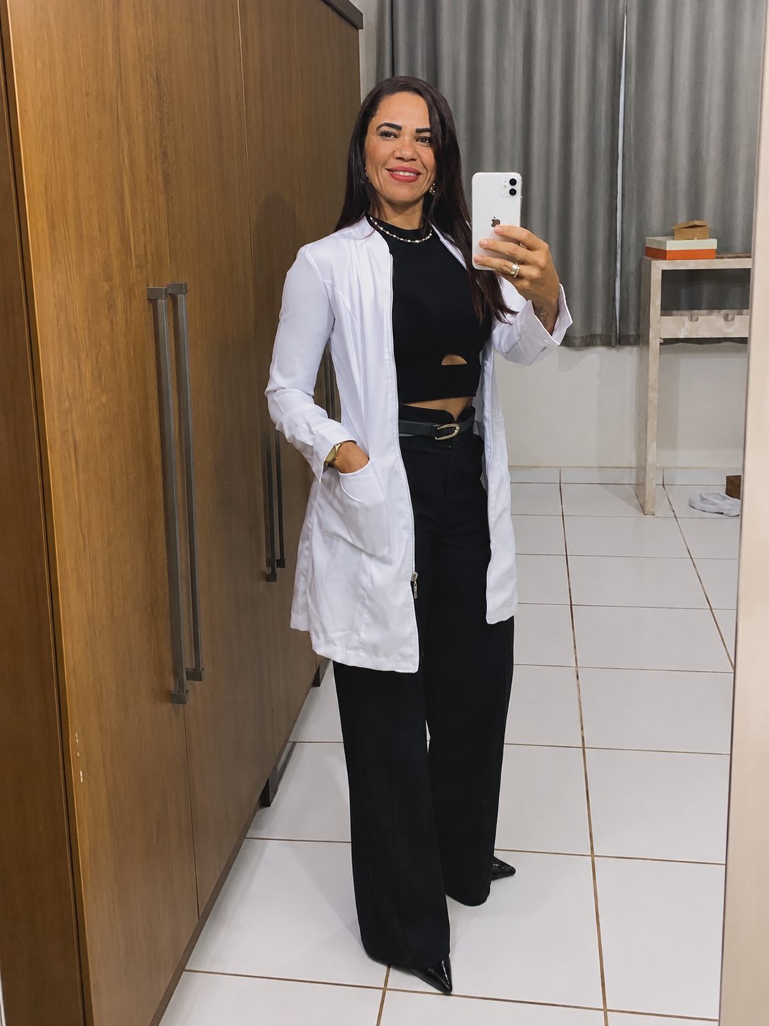 Márcia Chaves em pé, sorrindo